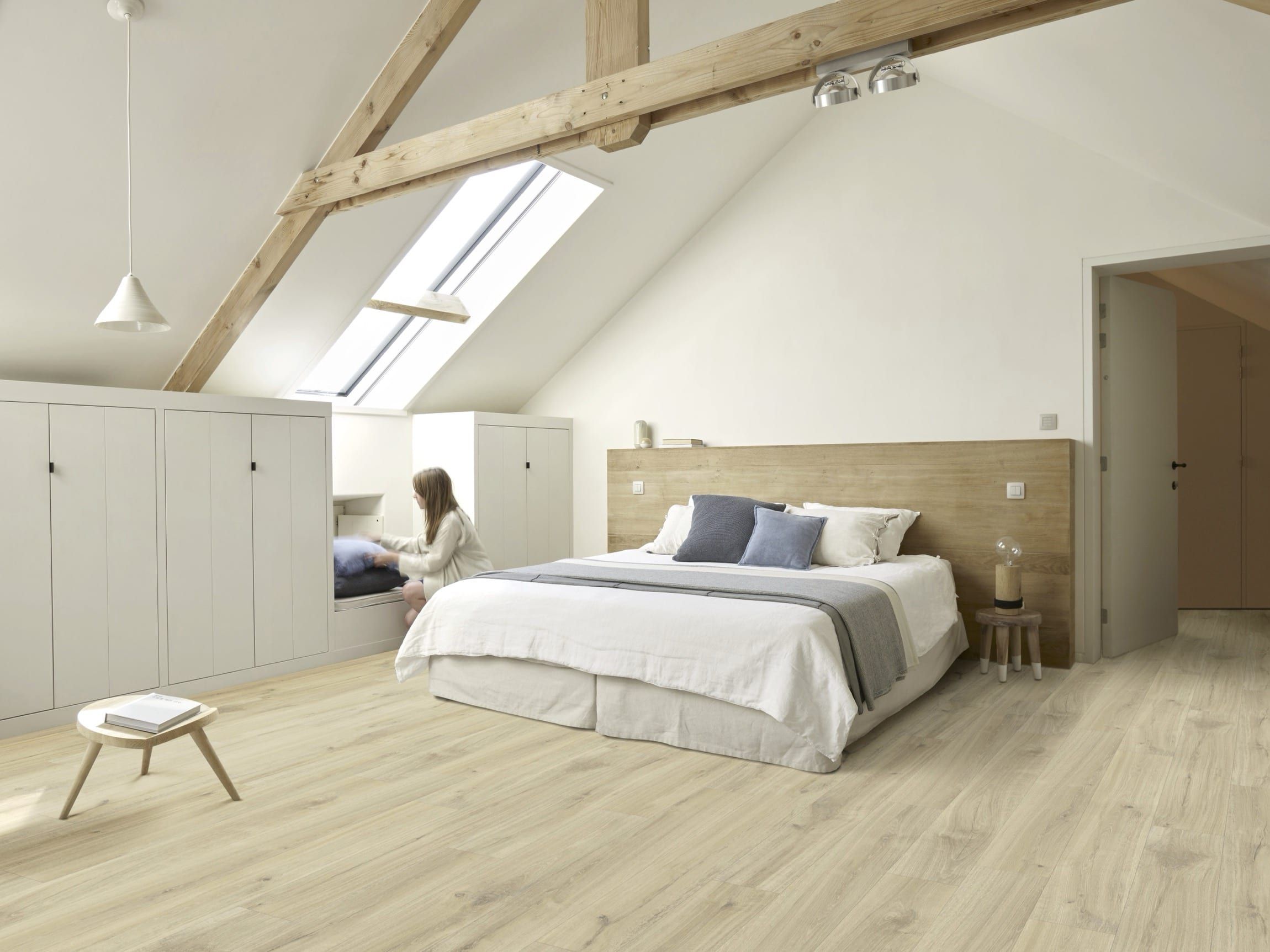 Elastischer Bodenbelag im Wohnbereich — helle Holzoptik im Schlafzimmer unter der Dachschräge