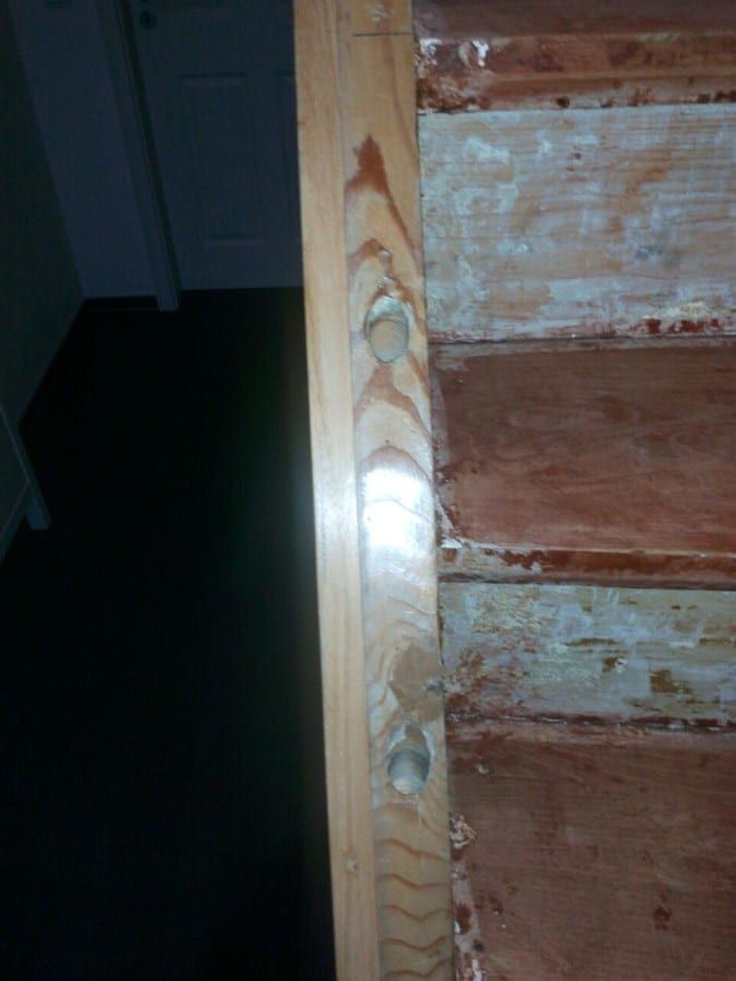 Alte Holztreppe aufgearbeitet — vorher: Wange mit abgeblätterter Farbe aus der Nähe