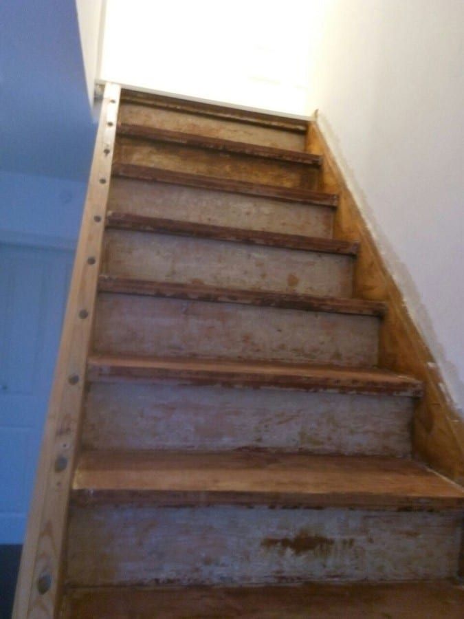 Alte Holztreppe aufgearbeitet — vorher: die Stufen mit alten Anstrichresten, Blick hinauf