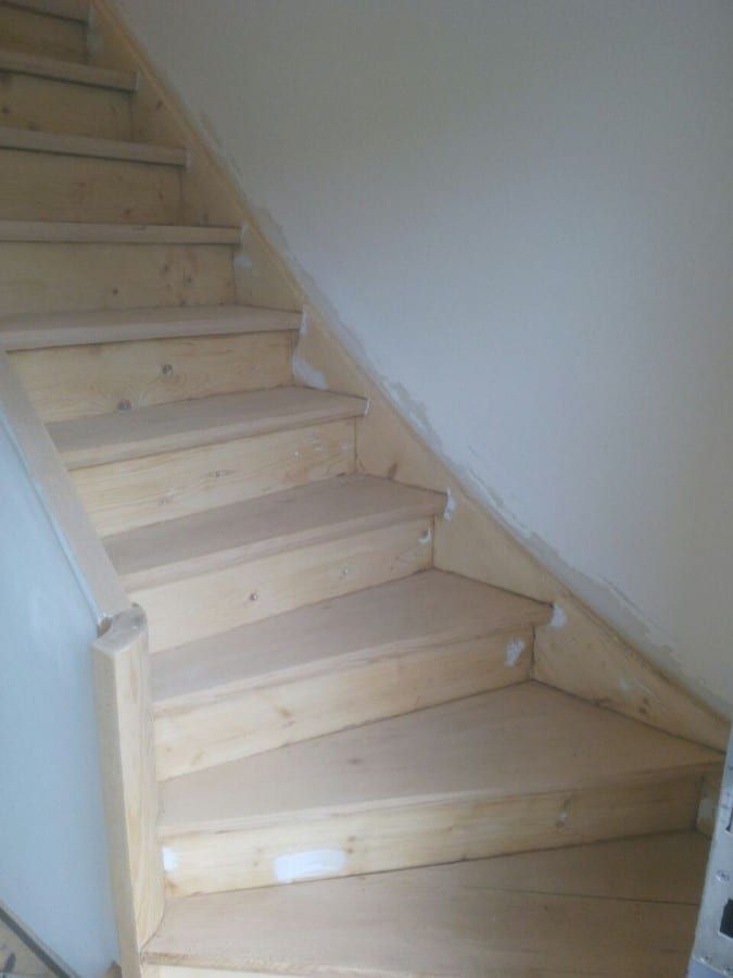 Alte Holztreppe aufgearbeitet — nachher: die gewendelten Stufen im hellen Holz