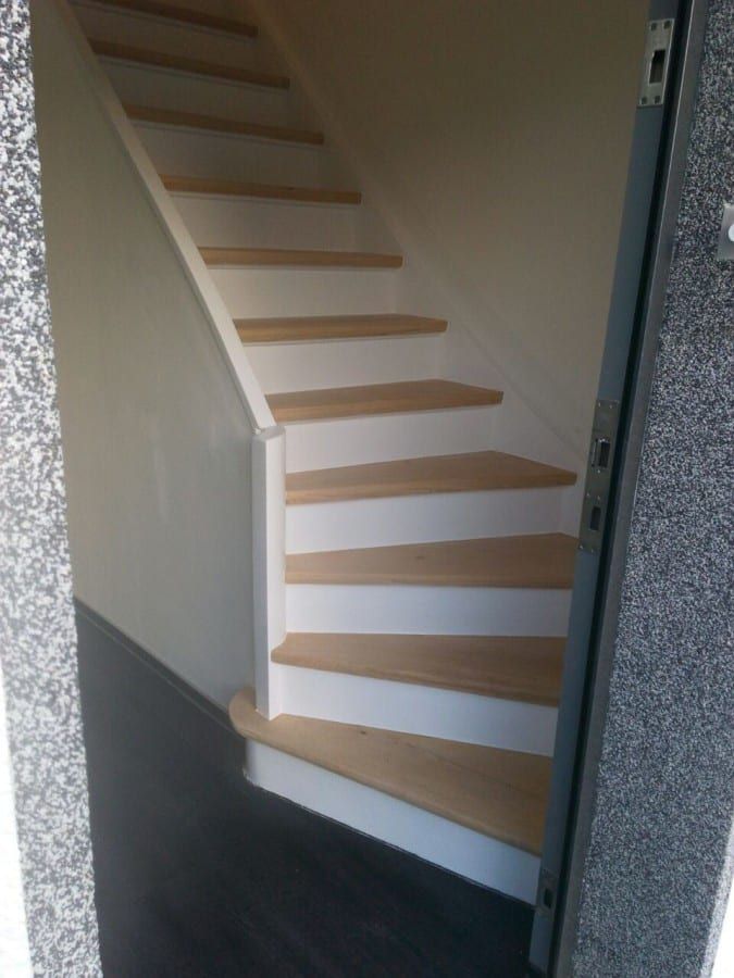 Alte Holztreppe aufgearbeitet — nachher: der Lauf hinter der Wandöffnung, von unten gesehen
