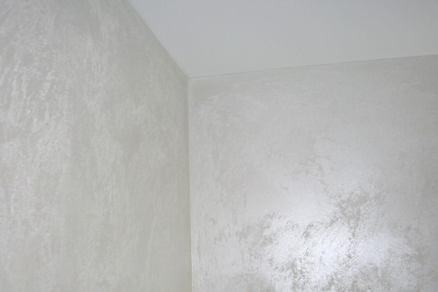Badezimmer mit Spanndecke und Lasurwänden — Wandecke mit wolkiger Lasur unter der weißen Decke