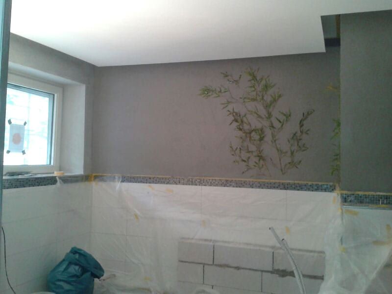Badezimmer in Calce Colino, schwarz-silber — Raumansicht mit Fenster, Bambusmotiv über dem Mosaikfries