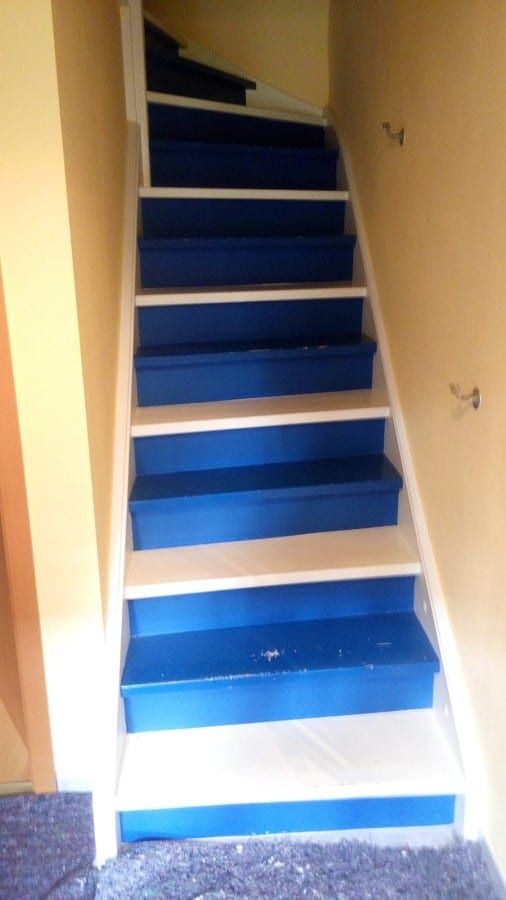 Holztreppe abgeschliffen und neu lackiert — vorher: die Stufen deckend blau lackiert, Blick hinauf