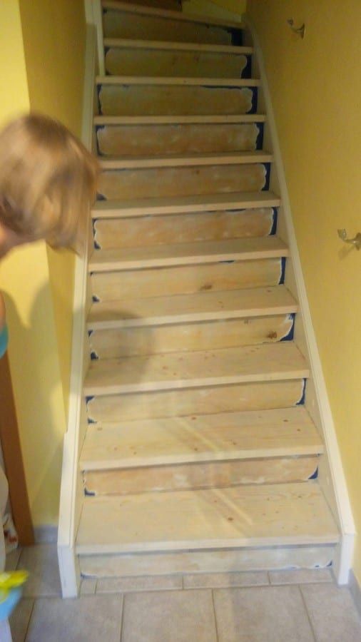 Holztreppe abgeschliffen und neu lackiert — die Treppe nach dem Abschliff, Rohholz bis zum Podest