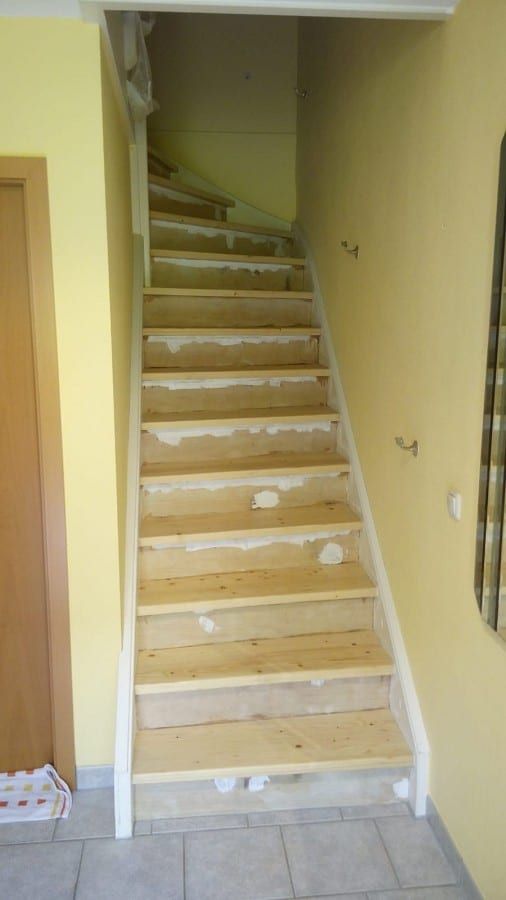 Holztreppe abgeschliffen und neu lackiert — nachher: farblose Trittstufen, weiße Setzstufen, Blick vom Flur