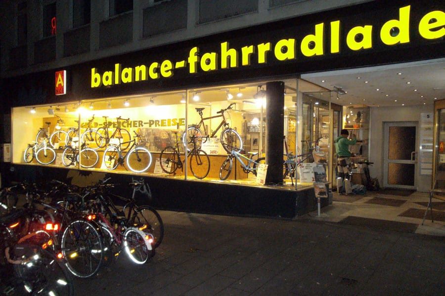 Fußbodenerneuerung 350m² Fahrradladen Bochum: Von der Untergrundvorbereitung bis zum fertigen PVC-Designbelag 1