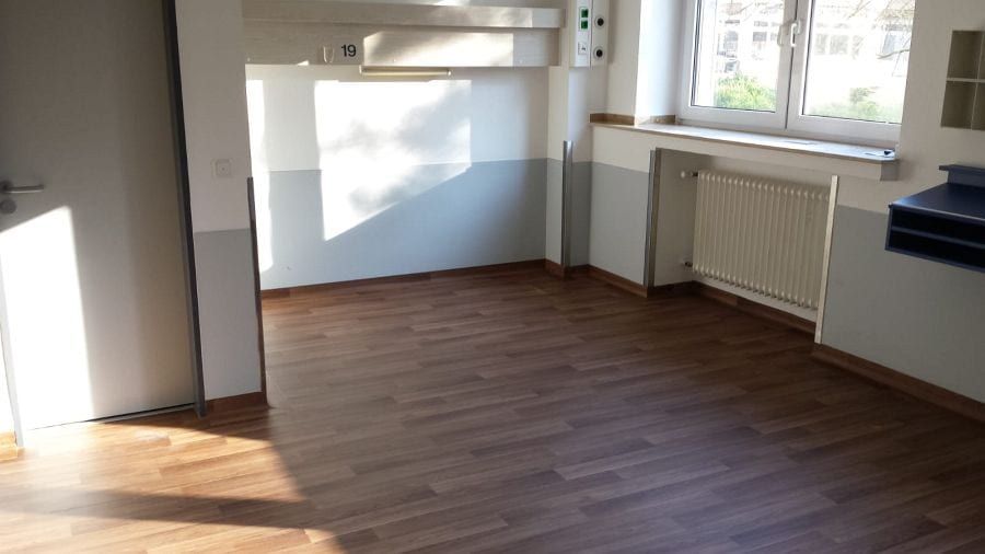 Verlegung von Designboden in Walnussoptik mit passgenauen Wandsockelleisten-05