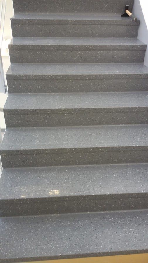 Fluchttreppenhaus mit Kautschukformtreppen — Blick den neuen Lauf hinauf, Stufenkanten in einer Flucht
