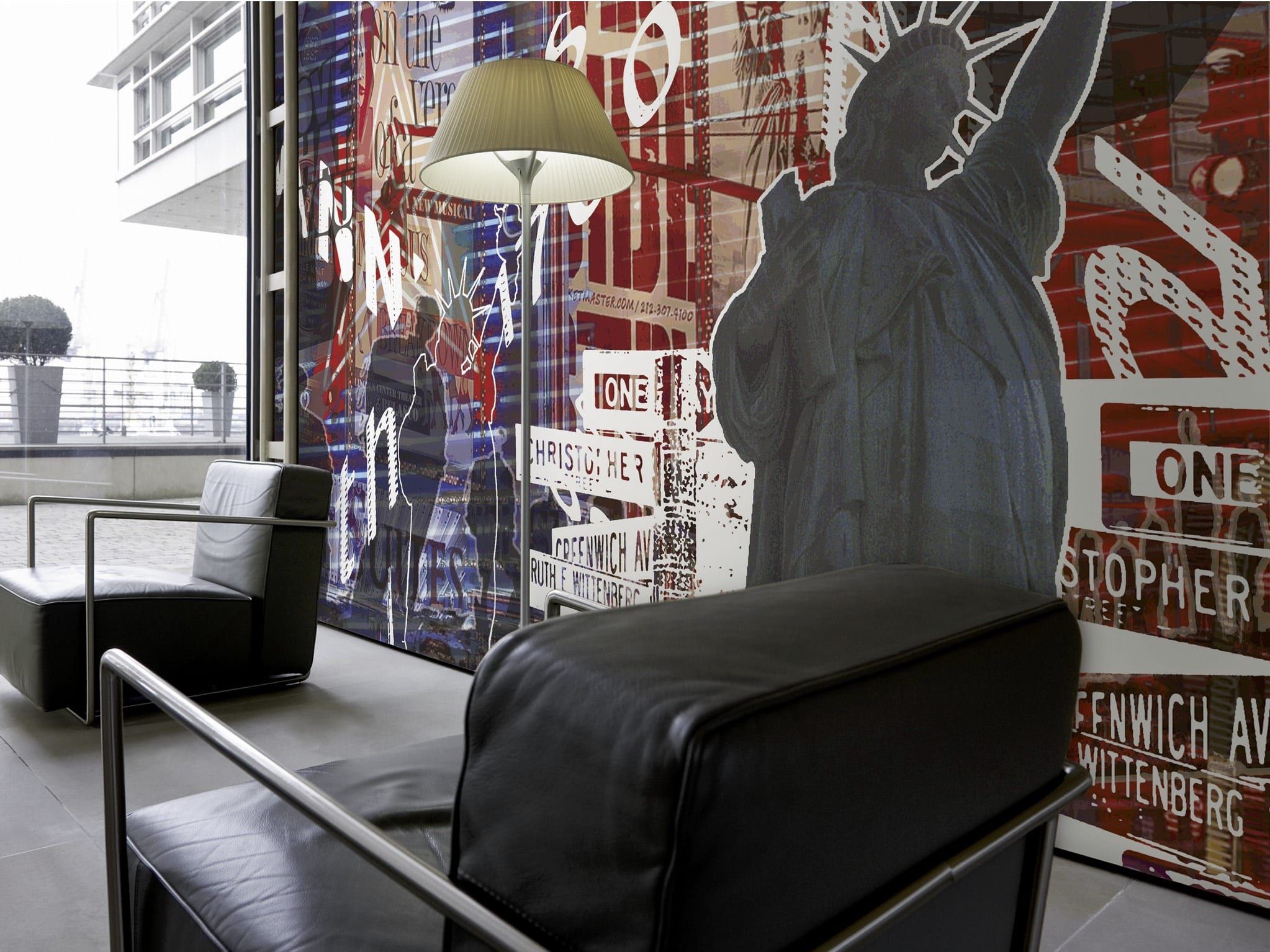 Fototapete als großformatiges Wandbild — New-York-Collage mit Freiheitsstatue hinter der Ledercouch