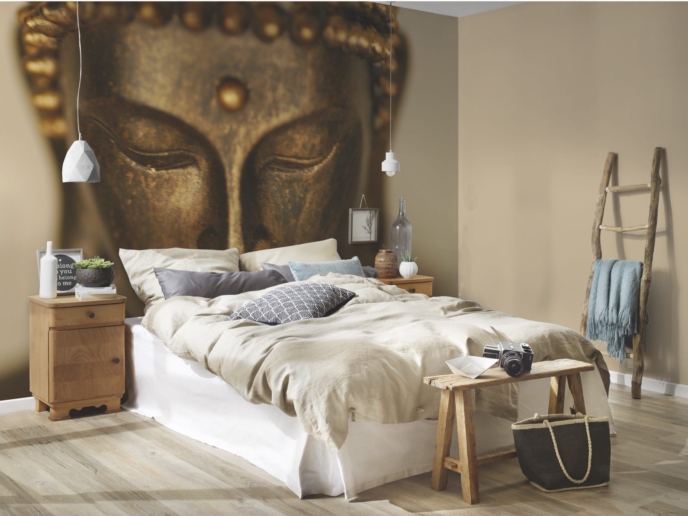 Fototapete als großformatiges Wandbild — goldenes Buddha-Gesicht über dem Bett