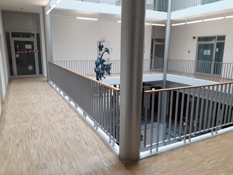 Eiche-Hochkantlamelle geschliffen und lackiert — Galeriegang am Geländer über dem Innenhof
