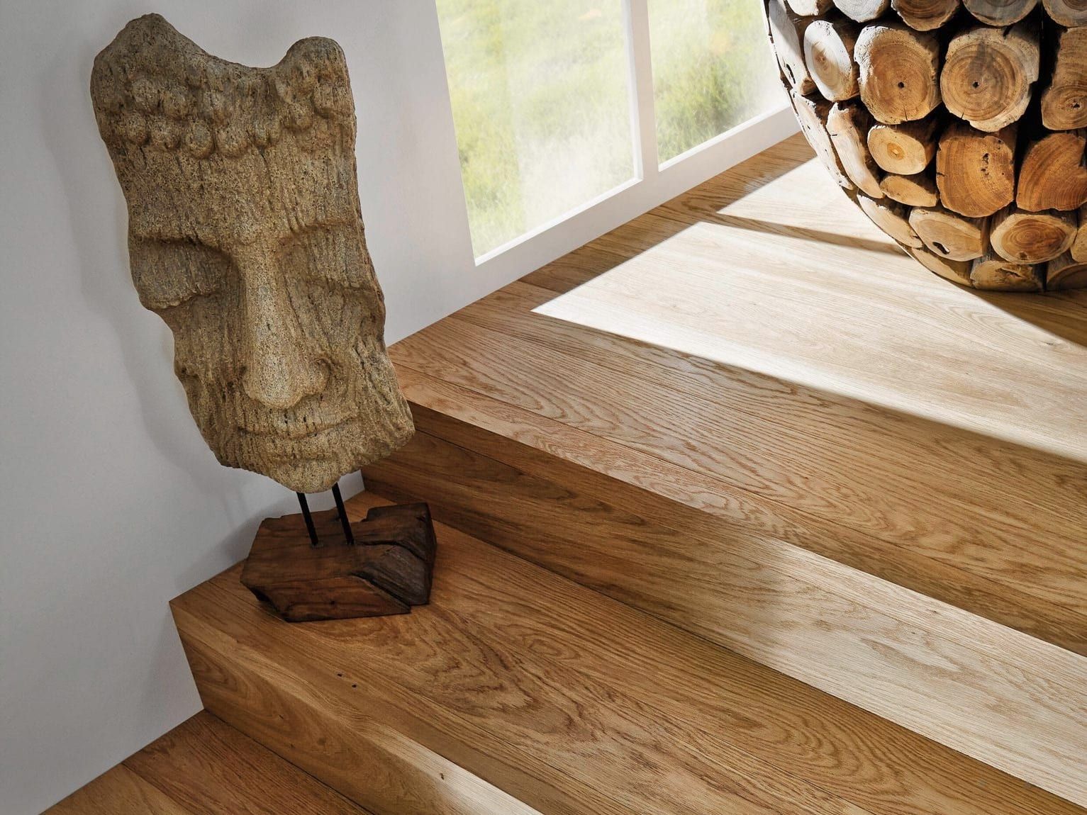 Holztreppe passend zum Boden — Nahsicht auf die Stufen, Treppe und Boden im selben Holzton
