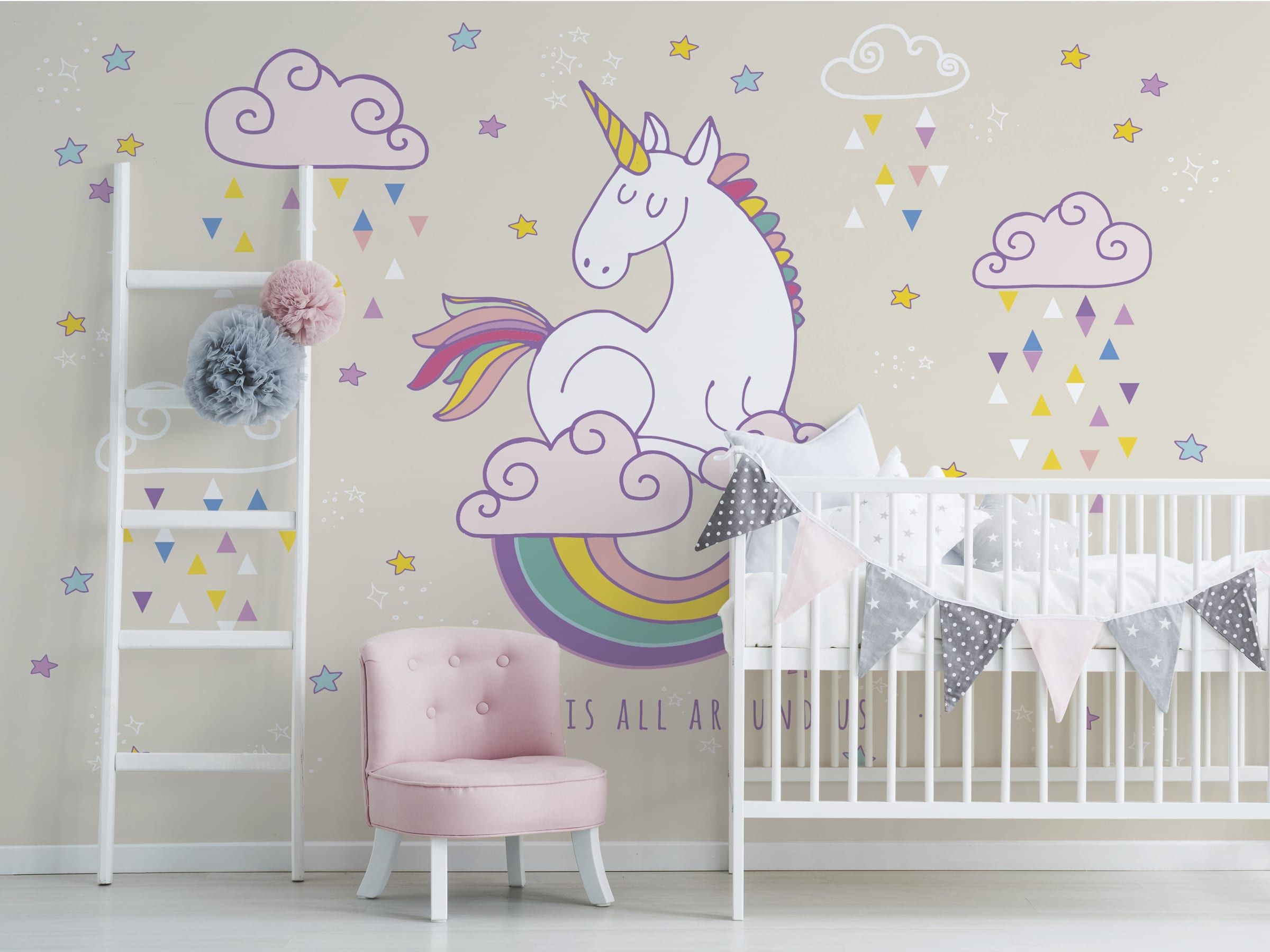 Kindertapete mit freundlichen Motiven — Einhorn mit Regenbogen und Wolken in Pastell über dem Kinderbett