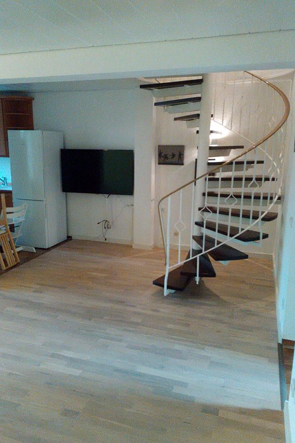 Landhausdiele Eiche geölt, statt Fliesen — Raumansicht mit der Wendeltreppe