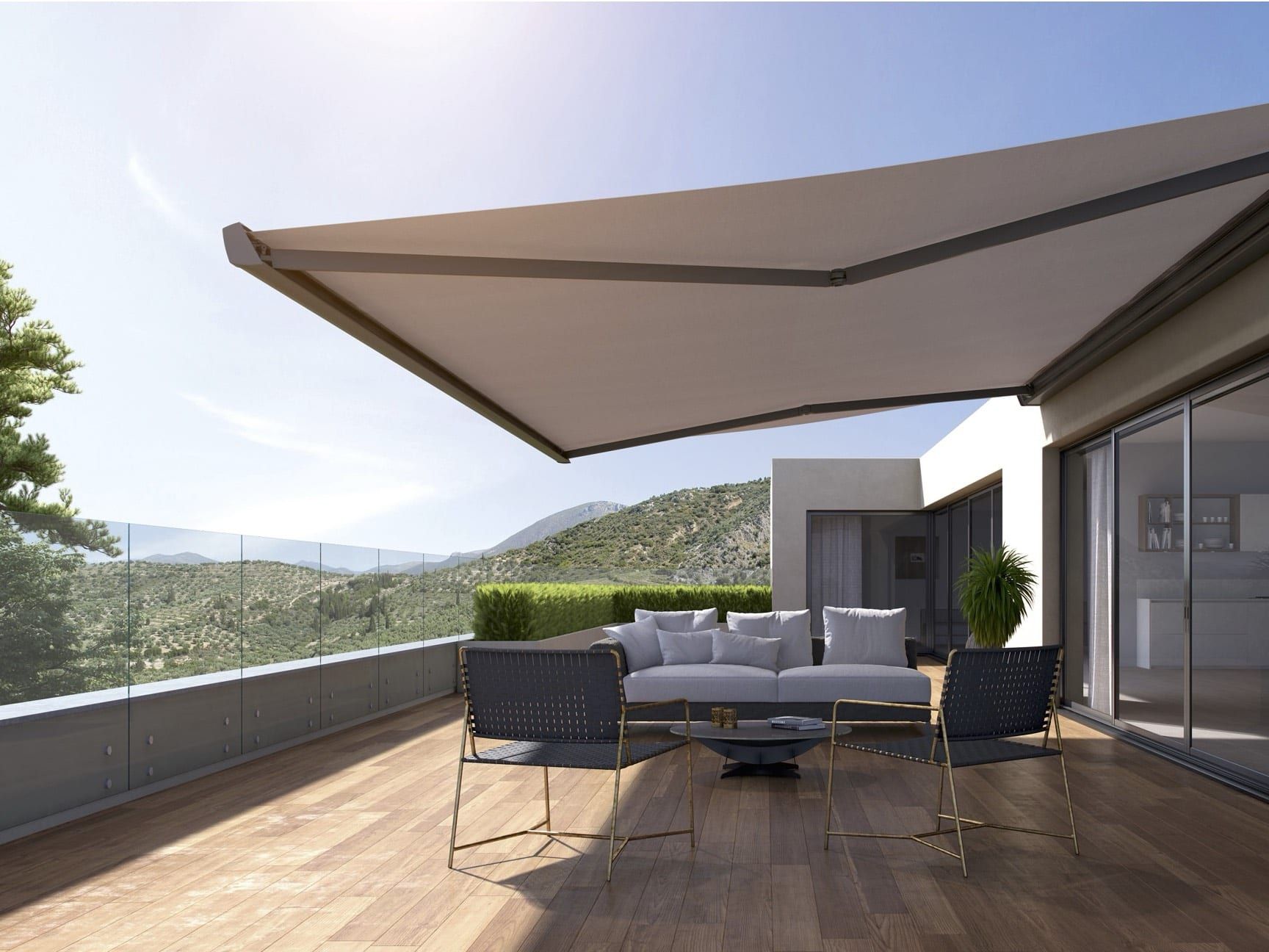 Gelenkarmmarkise über der Terrasse — beiges Tuch über der Sitzgruppe, Berge im Hintergrund