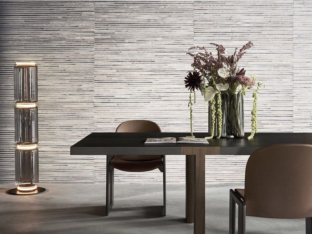 Metallic-Tapete — fein gestreifte helle Wand hinter Esstisch und Stehleuchte