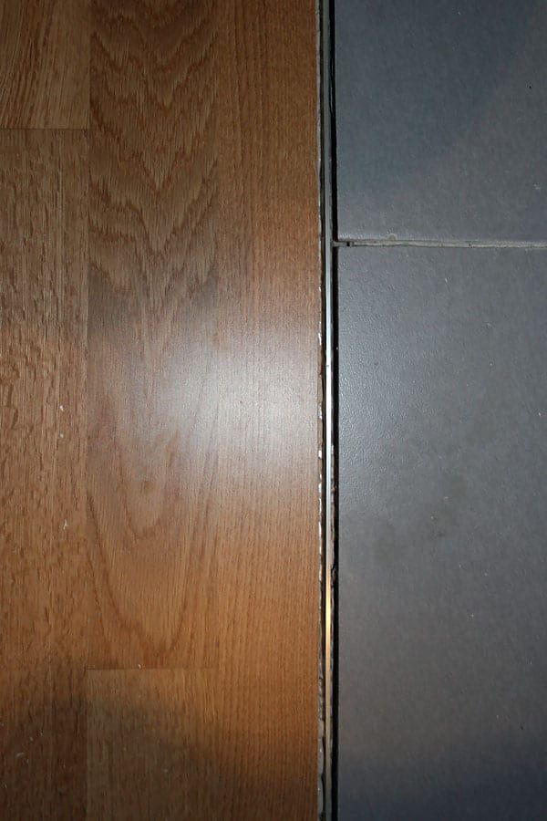 Wohnungsrenovierung mit Fertigparkett Eiche — Fugenkante zwischen Diele und Fliese aus der Nähe