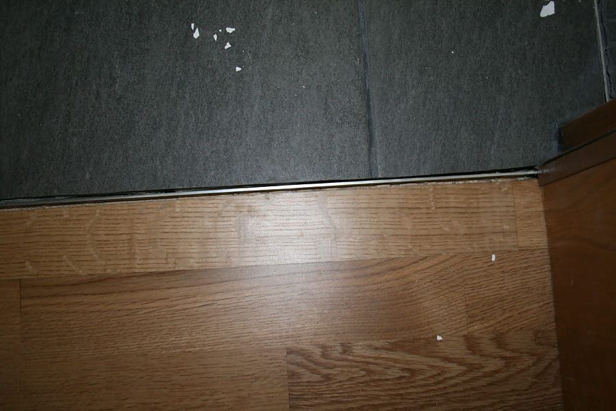 Wohnungsrenovierung mit Fertigparkett Eiche — Anschluss an die Fliesenfläche neben der Türzarge