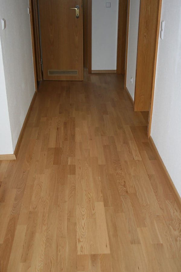 Wohnungsrenovierung mit Fertigparkett Eiche — Flur mit Blick auf die Wohnungstür