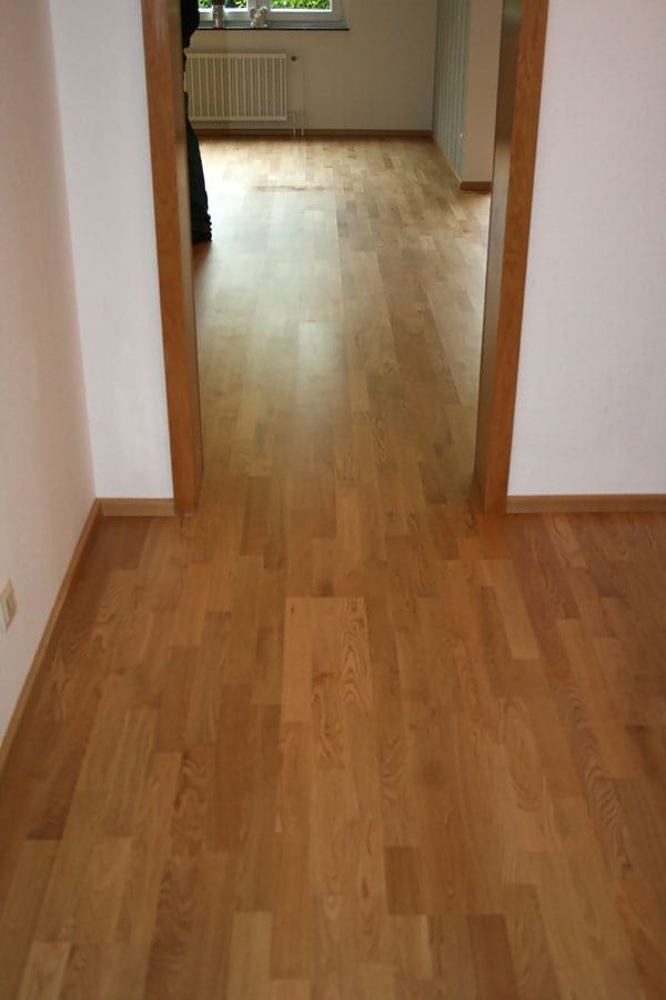 Wohnungsrenovierung mit Fertigparkett Eiche — Blick durch die Türöffnung in den Flur