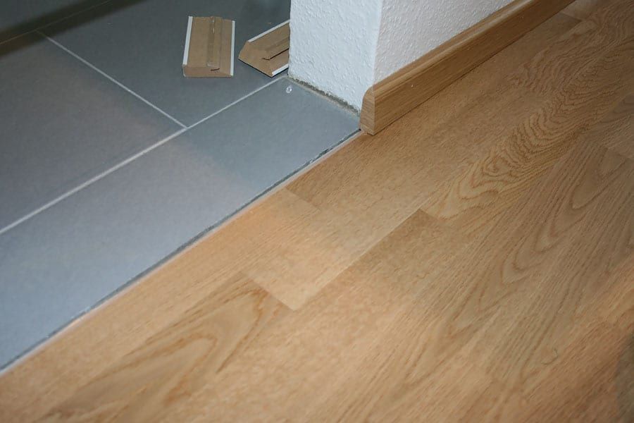 Wohnungsrenovierung mit Fertigparkett Eiche — der gerundete Endabschluss der Sockelleiste an der Wandkante
