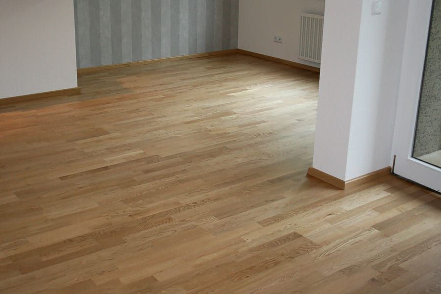 Wohnungsrenovierung mit Fertigparkett Eiche — Raum mit gestreifter Tapete und der Säule