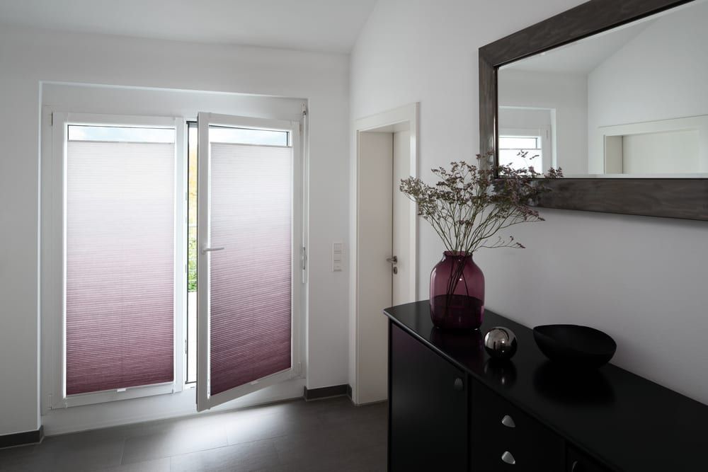 Wabenplissee am Fenster — altrosa Behänge an Haustür und Seitenteil im Flur