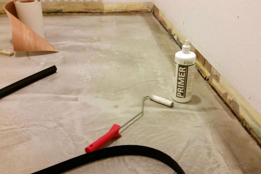 PVC-Belag in Holzoptik, Sockel wannenförmig — der Sockel ist an der Wandkante hochgezogen, Fläche vorbereitet