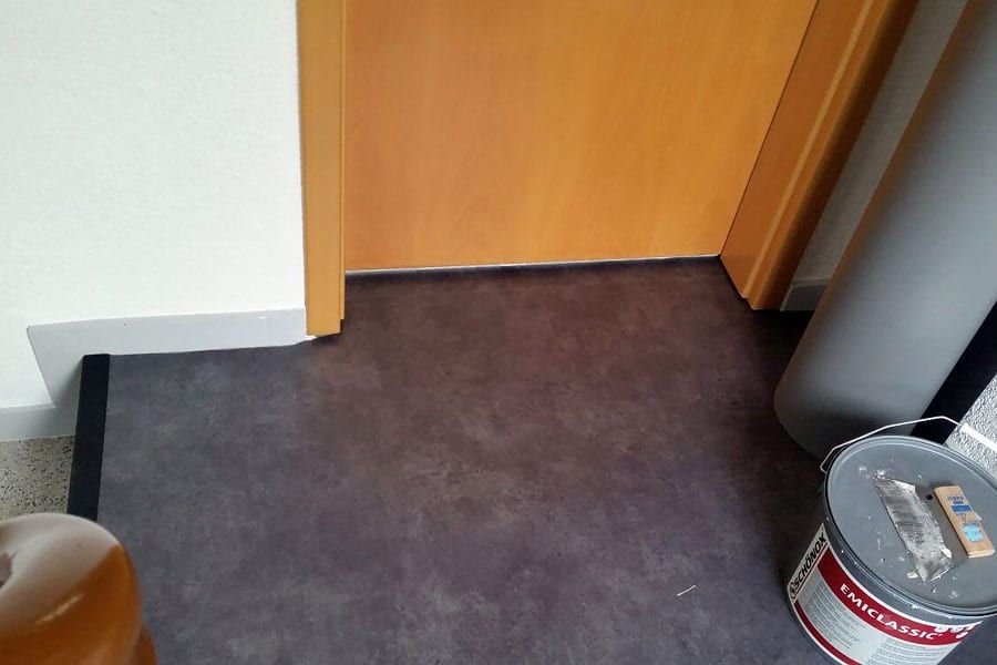 Treppenhaus und Podeste mit PVC-Belag — das Podest mit dem neuen Belag bis an die Wandkante