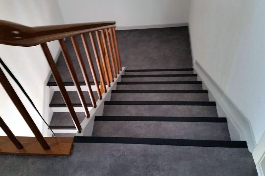 Treppenhaus und Podeste mit PVC-Belag — Blick vom Podest den Lauf hinab, Stufenkanten abgesetzt