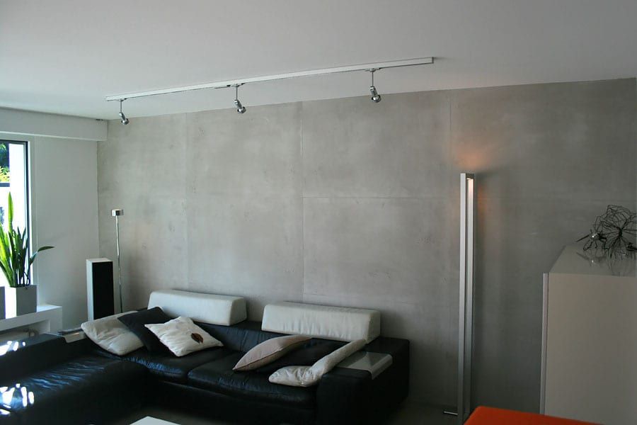Perspektivische Ansicht einer Sichtbeton-Wand mit moderner Beleuchtung.