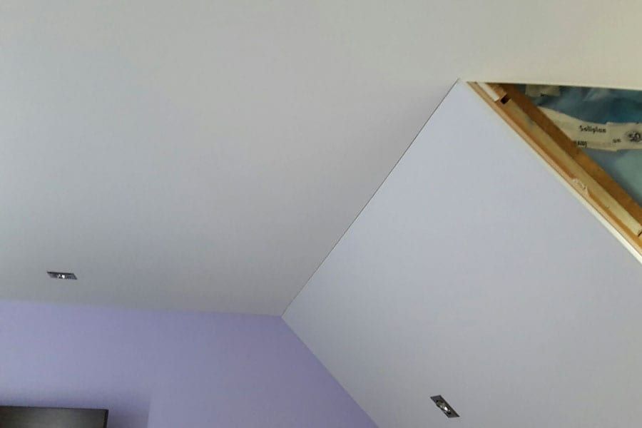 Badezimmer mit Holzdecke und Schräge — Deckenfläche am Anschluss zur Holzkante der Schräge