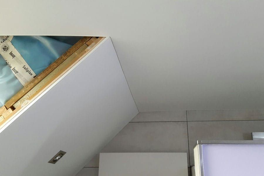 Badezimmer mit Holzdecke und Schräge — Schräge mit Dachfenster über der halbhohen Trennwand