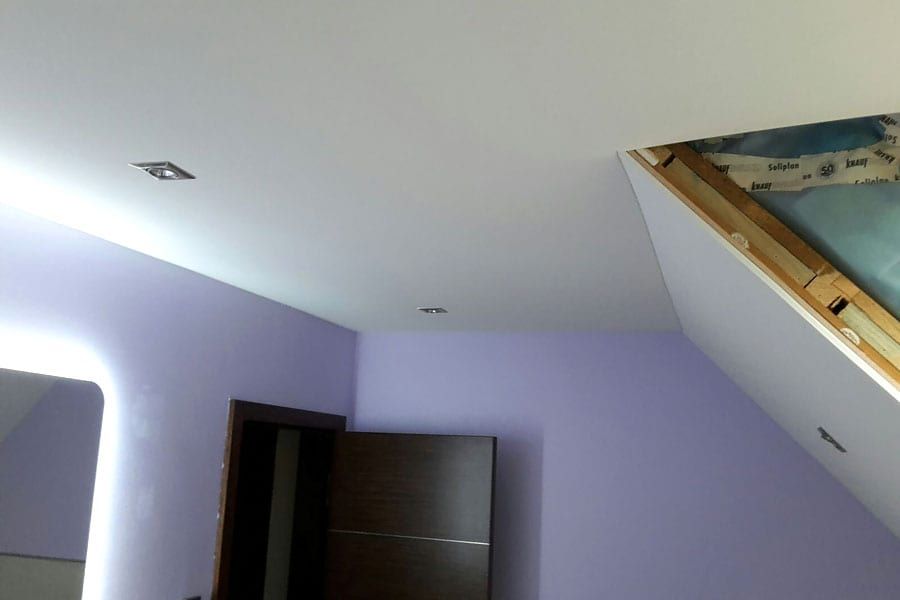 Badezimmer mit Holzdecke und Schräge — Decke mit zwei Strahlern, Blick über die Tür hinweg