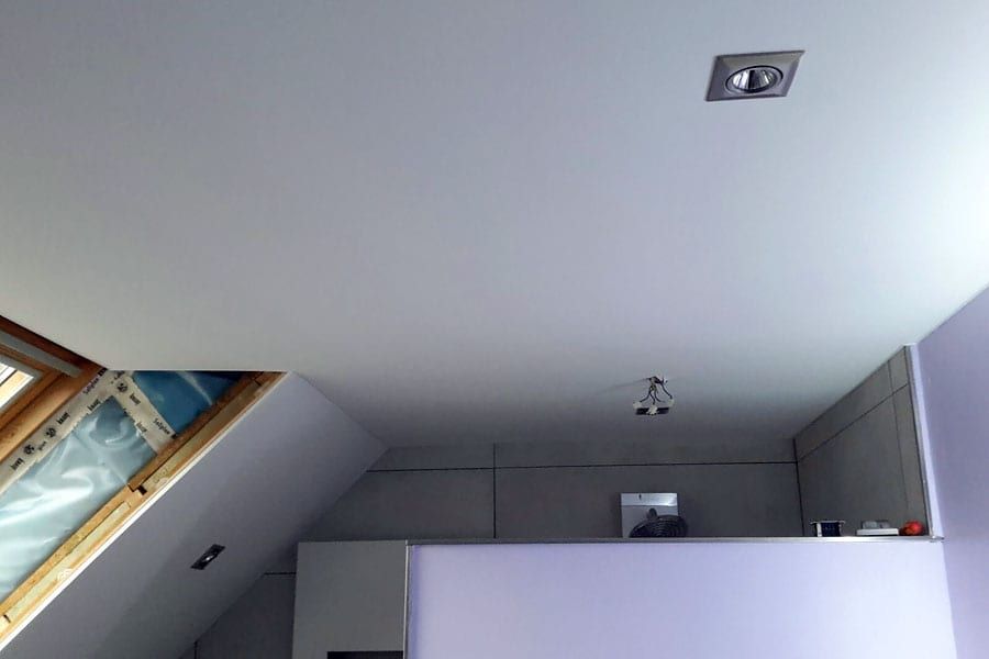 Badezimmer mit Holzdecke und Schräge — Blick zur Schräge, Dachfenster und Strahler in einer Achse