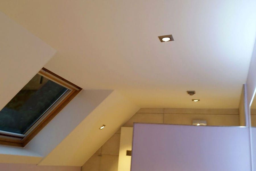 Badezimmer mit Holzdecke und Schräge — die Schräge in ganzer Breite, Dachfenster und drei Strahler