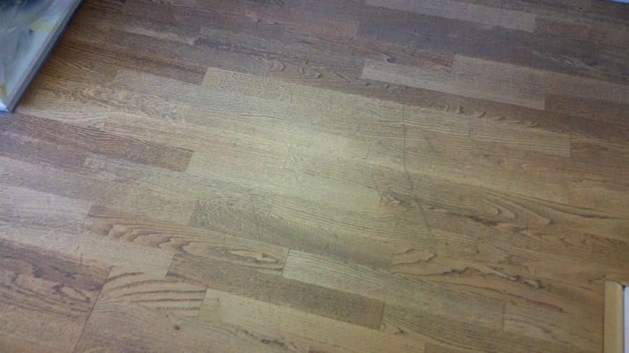 Parkett geschliffen und neu geölt — geschliffener Streifen neben der noch unbearbeiteten Fläche