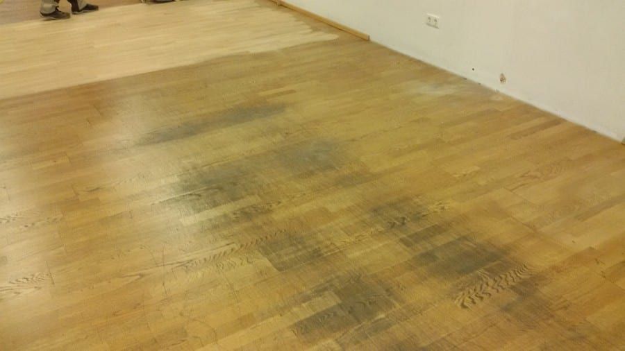 Parkett geschliffen und neu geölt — der Farbunterschied zwischen altem und frisch geschliffenem Holz