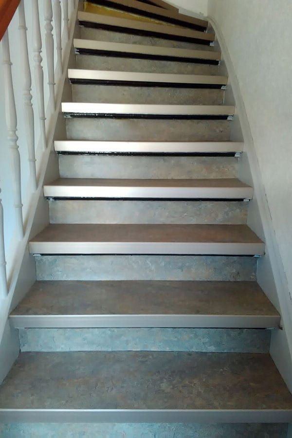 Treppenhausstufen mit Linoleum — Blick vom Antritt den Lauf hinauf, Stufenkanten dunkel abgesetzt