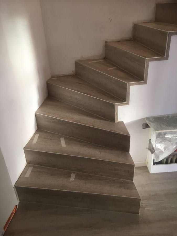 Betonstufen mit PVC-Designbelag verkleidet — nachher: der verkleidete Lauf von unten gesehen
