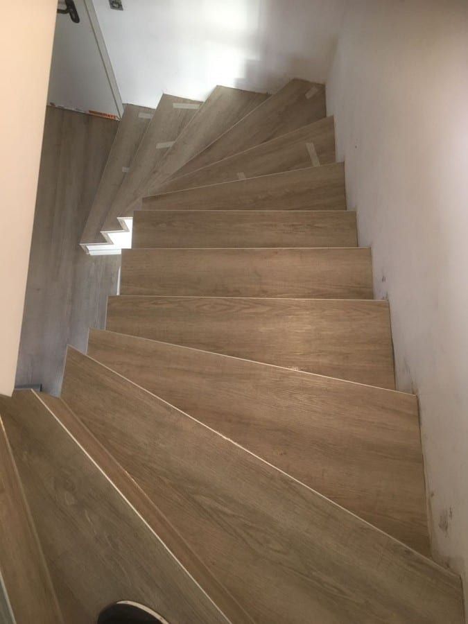 Betonstufen mit PVC-Designbelag verkleidet — nachher: die gewendelten Stufen von oben gesehen