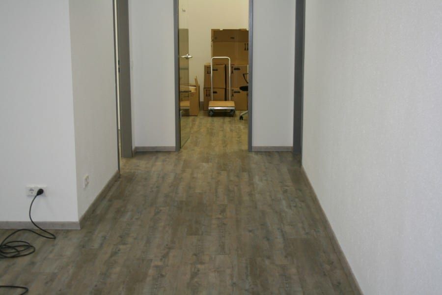 Teppichboden entfernt und neuen Vinyldesignbelag und Fußleisten verlegt Bild-02