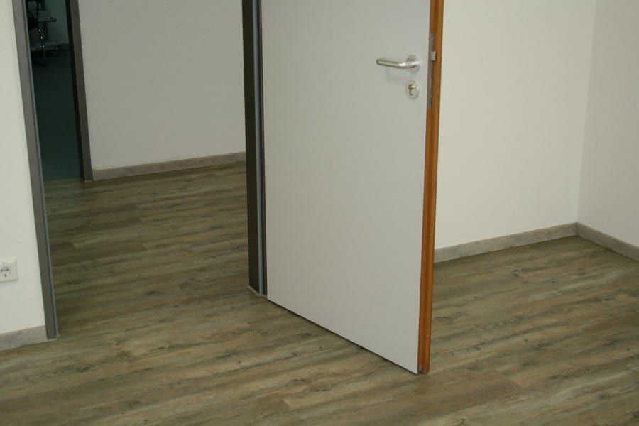 Teppichboden entfernt und neuen Vinyldesignbelag und Fußleisten verlegt Bild-08