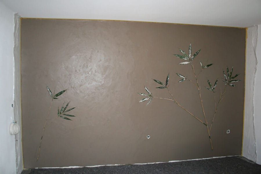 Wandgestaltung im Esszimmer, Vorher/Nachher — die braune Lasurwand mit dem gemalten Bambuszweig