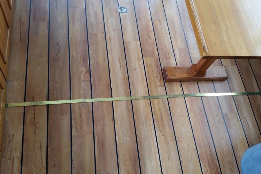 Exklusive Fußbodenerneuerung auf einer Yacht mit PVC-Designbelag und maritimen Akzentstreifen-03